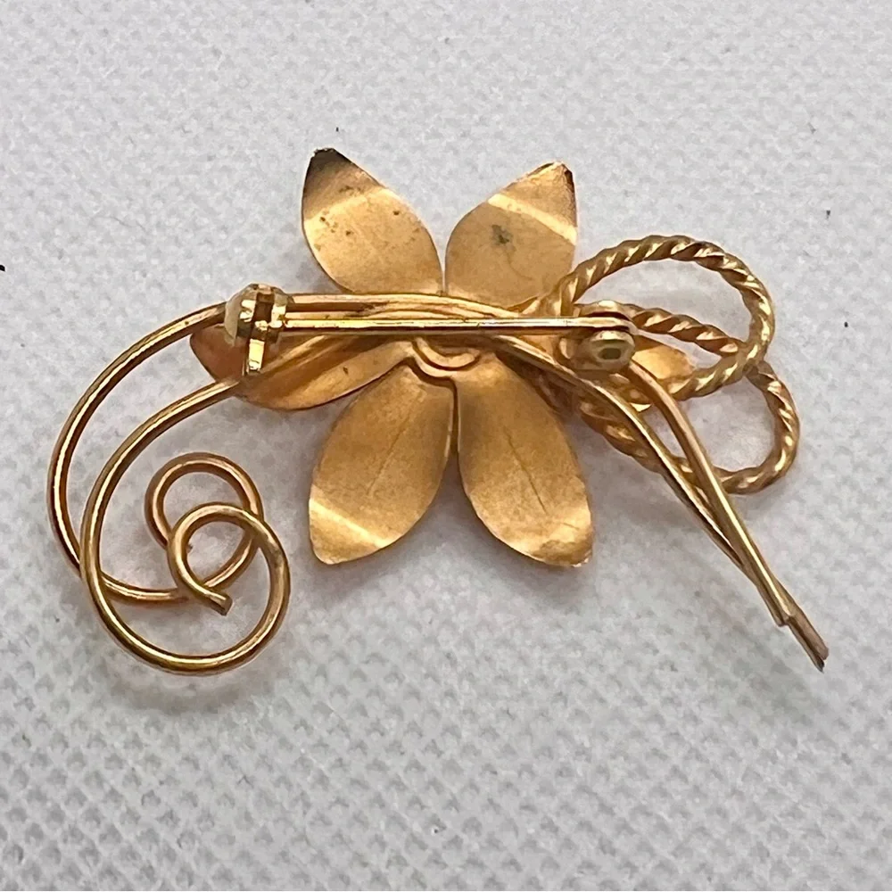 Beautiful Vintage Brushed‎ Gold Tone Flower With Faux Pearl Brooch Pin